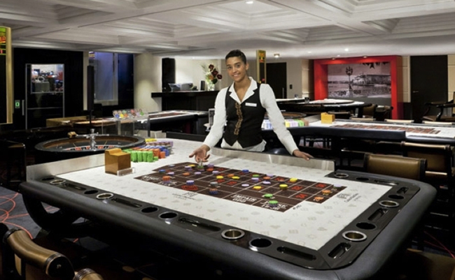 gaming-table-casino-of-la-baule.jpg