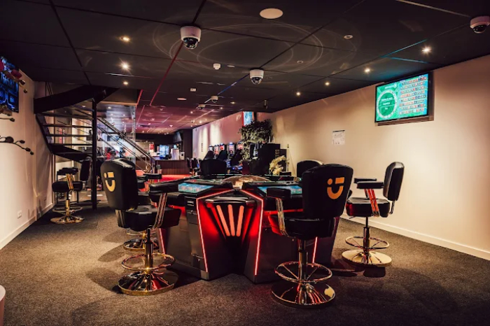 Circus Casino, Menin