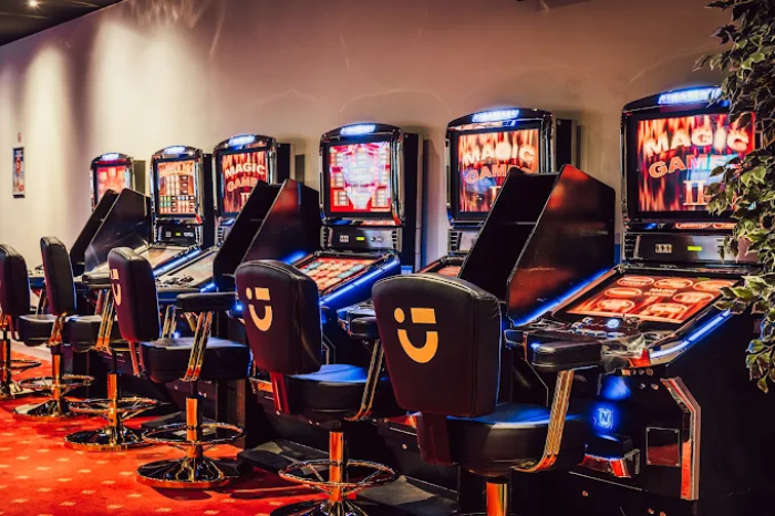 Circus Casino, Menin
