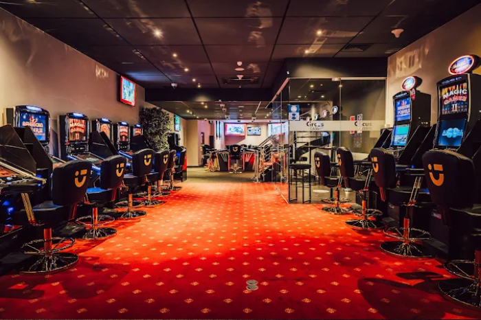 Circus Casino, Menin