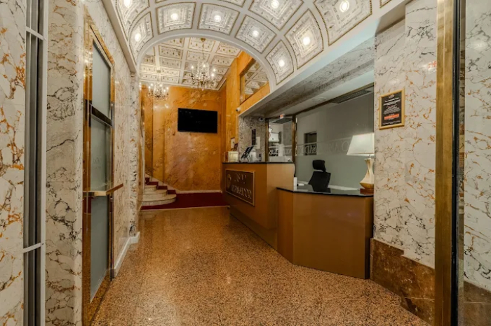Casino Ambassador, Můstek