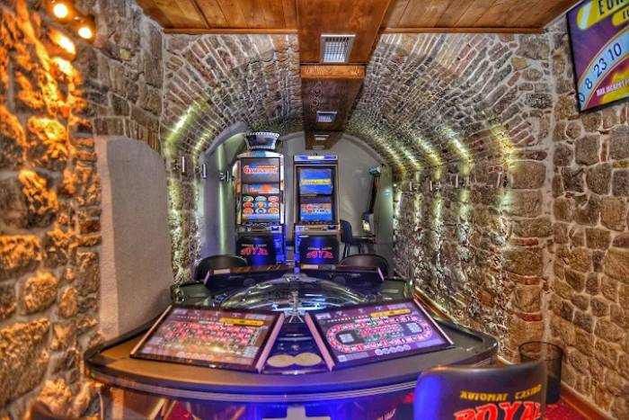 Automat Club Royal, Kotor