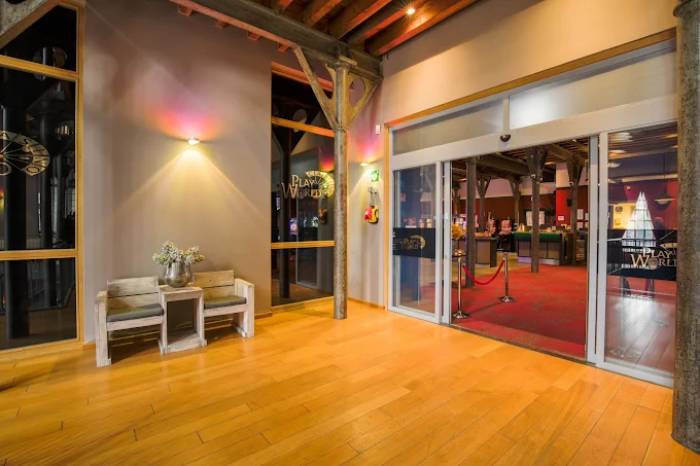 Play World Casino, Wormer