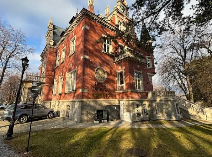Royal Casino & Rezydencja Dębowa Hotel, Bielawa