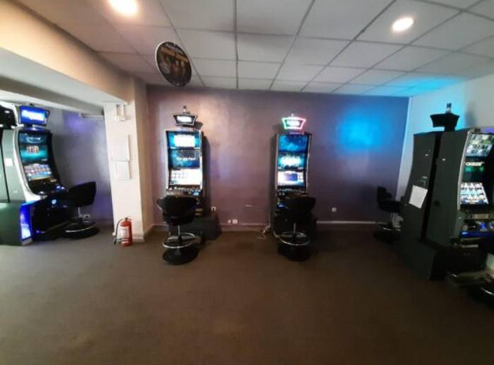 Admiral Club Braille 1