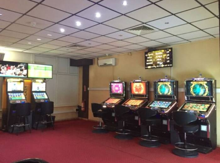 Admiral Club Honest 2, Onesti