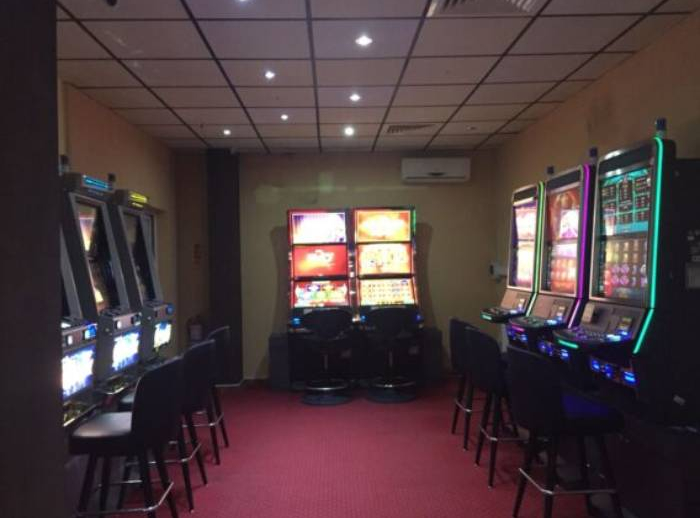 Admiral Club Honest 2, Onesti