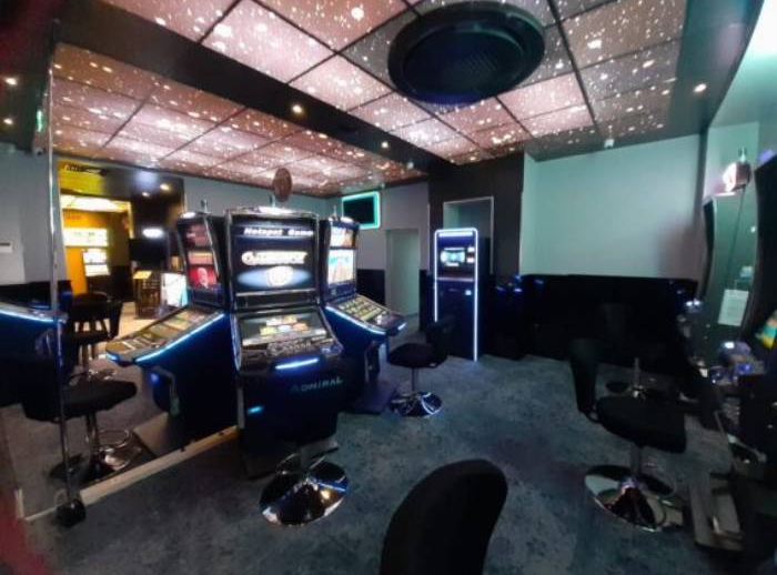 Admiral Club, Otopeni