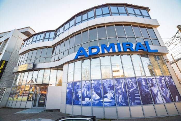 Admiral Club, Voluntari