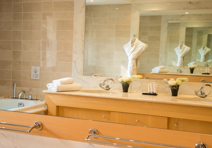 Salle de bain de la suite junior - Hôtel le Pavillon de la Rotonde