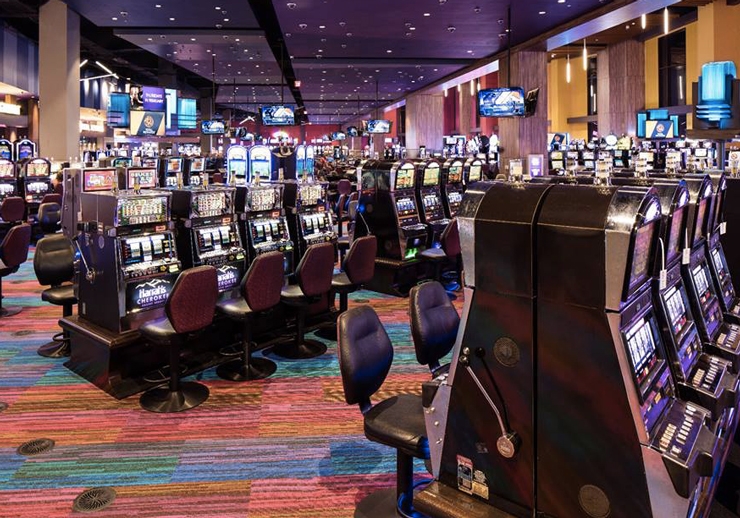 What are some popular amenities at Harrah's Cherokee Casino in North Carolina?